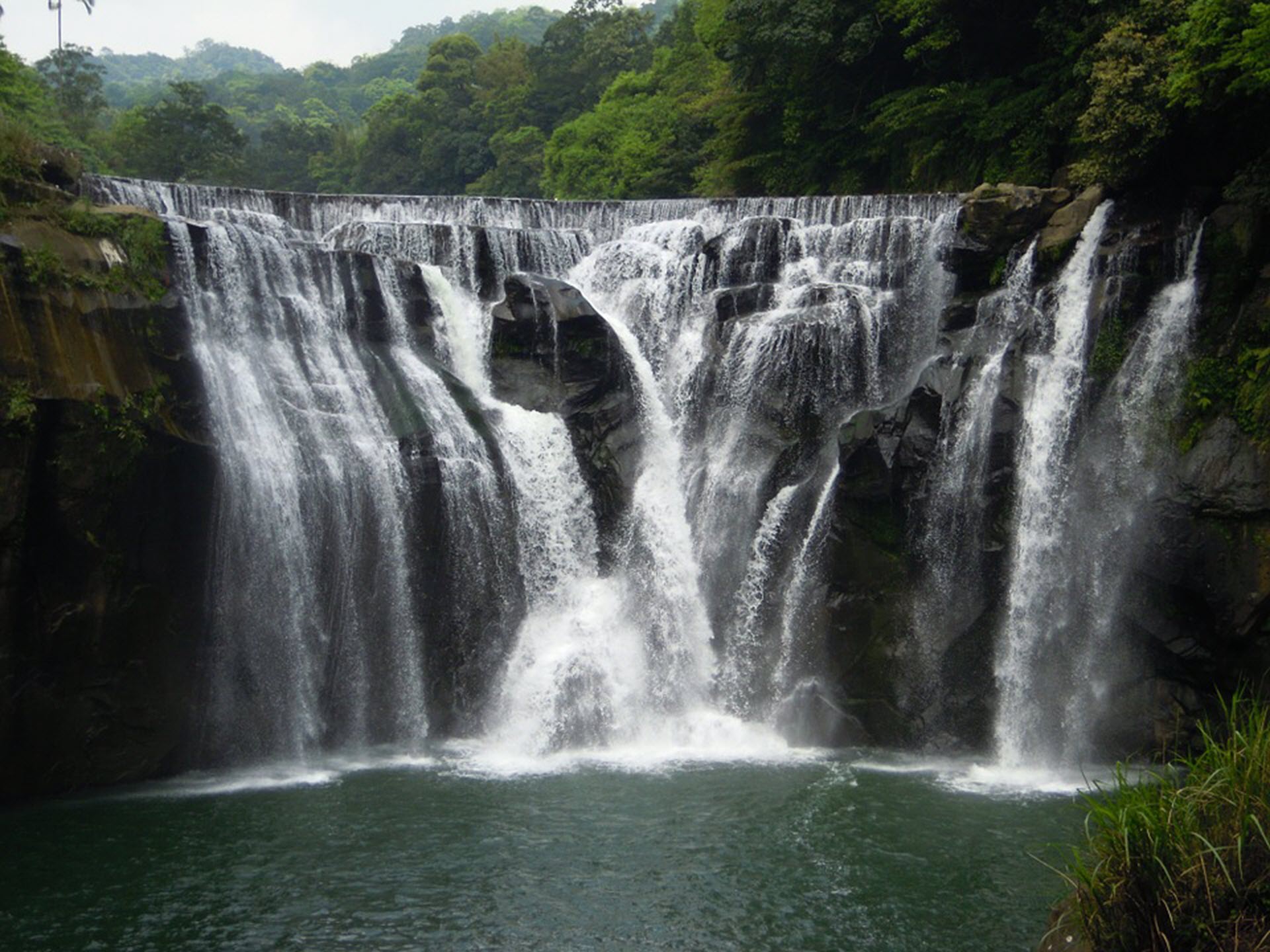 shifen waterfall tour