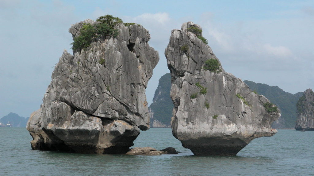 Hal-Long-Bay-Kissing-Rocks